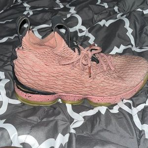 Lebron 15 limited edition “Rust Pink Hollywood” Size 9